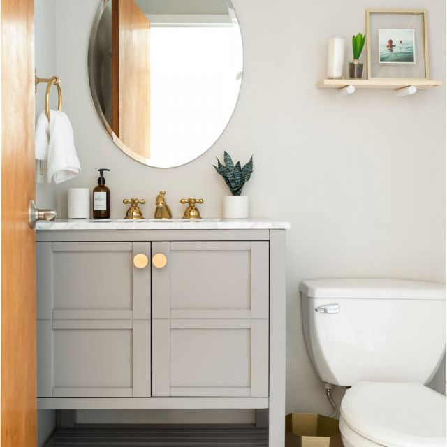 灰色和瓷砖浴室