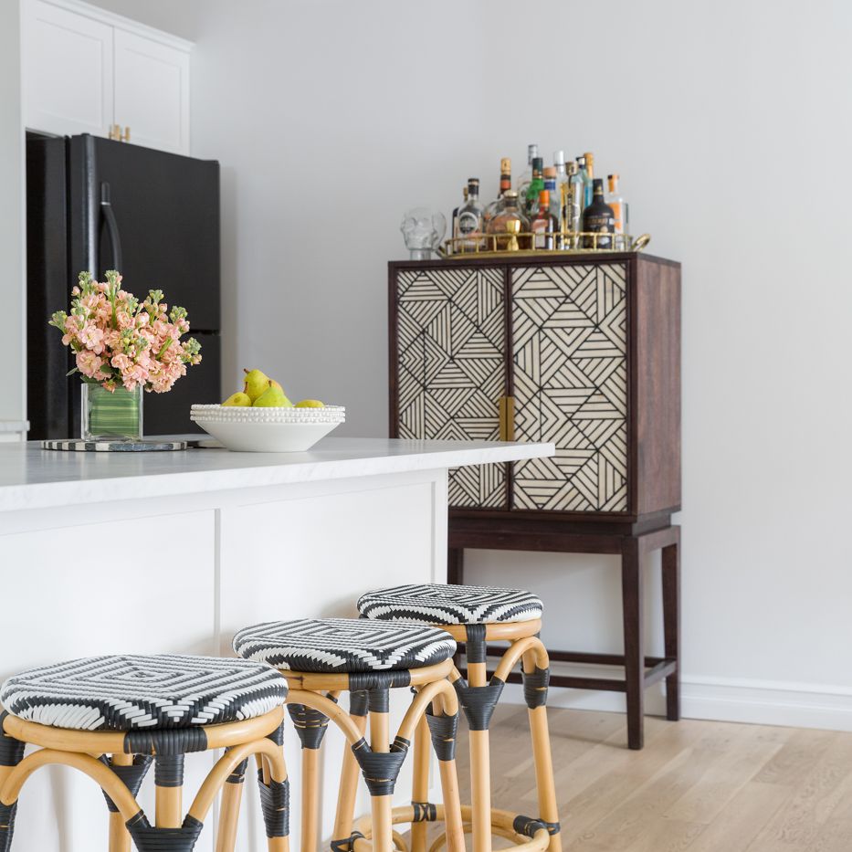 带有棕色酒柜的厨房