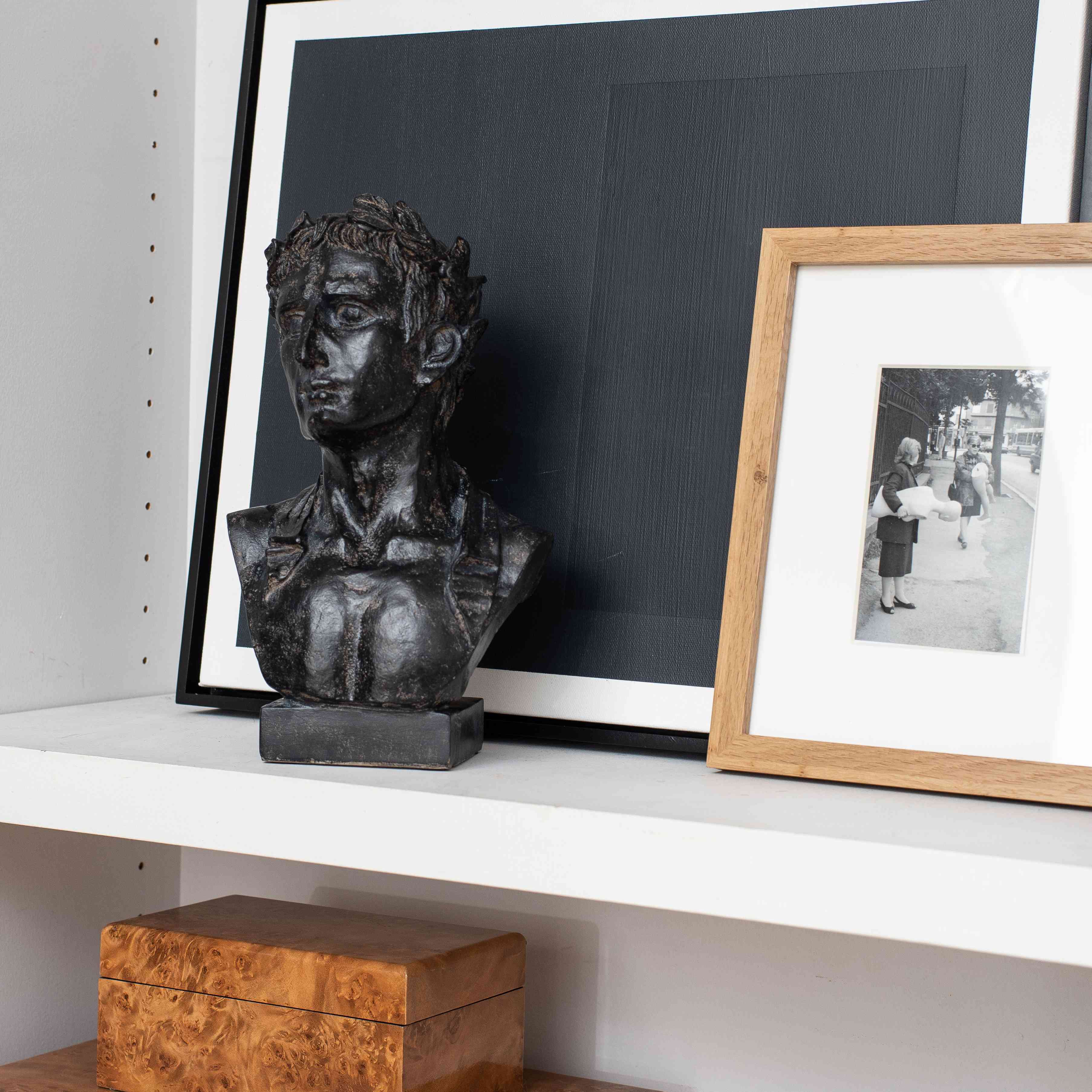 架子与胸围和艺术品。