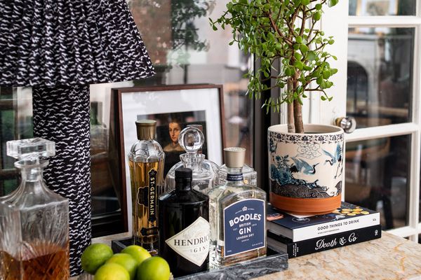 别致的酒吧车，带图案灯和小植物。