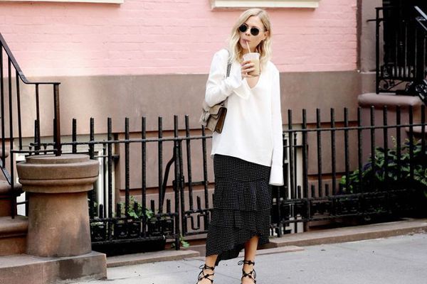 啜饮外带饮料的女人