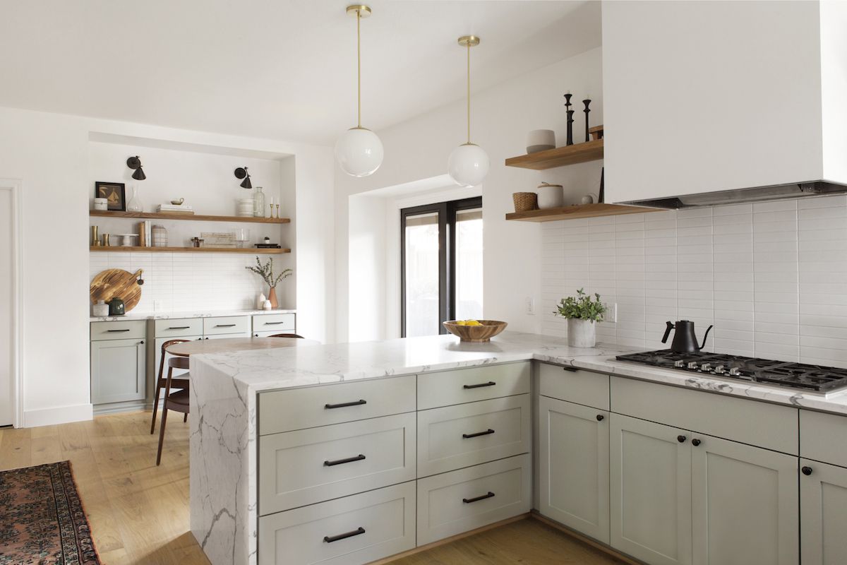 带薄荷柜和大理石台面的厨房