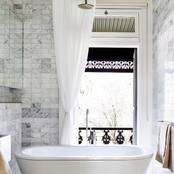 带淋浴的独立浴缸