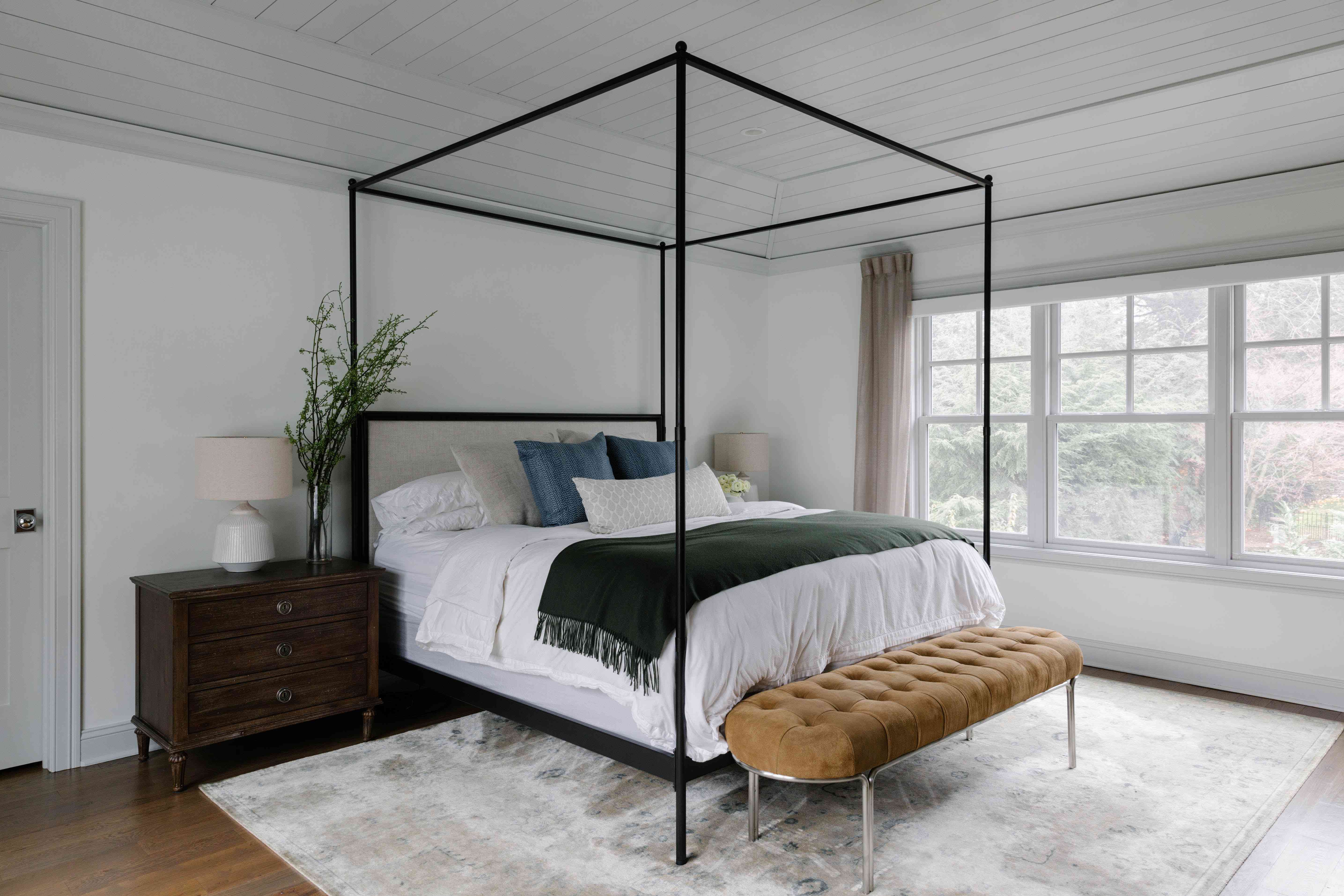 铺有中性地毯和被褥的遮篷床。