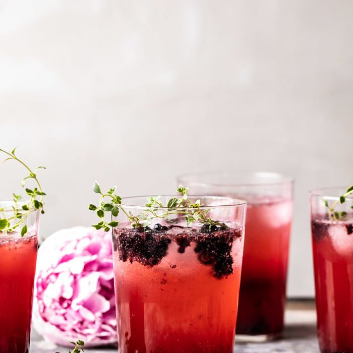 鸡尾酒，黑莓和百里香点缀。