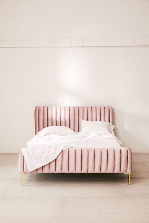 Urban Outfitters的玛塞拉天鹅绒床