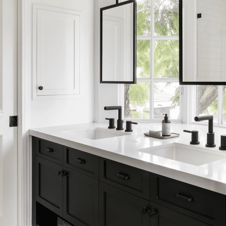 由两个悬挂镜子展示在海湾窗口上的双重梳妆镜