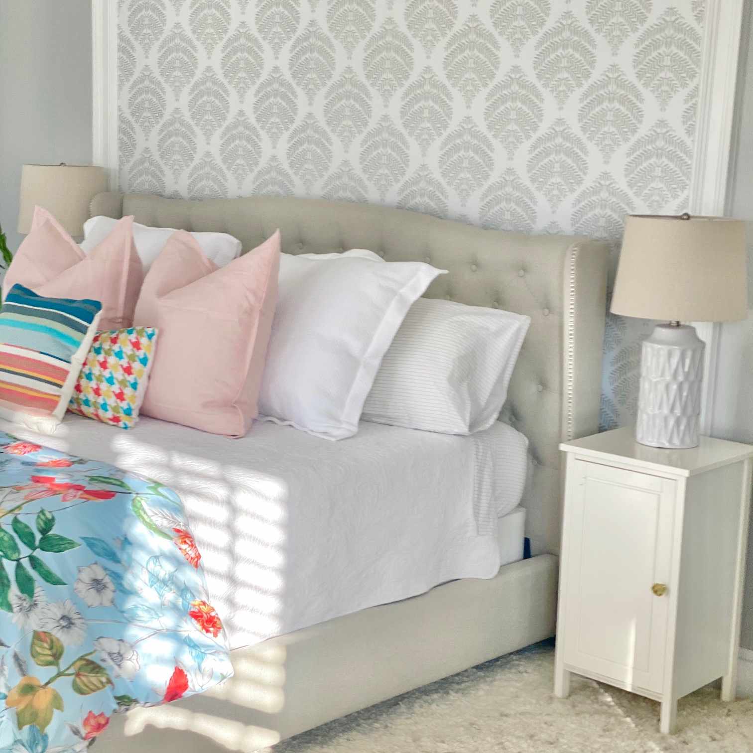 旁边有宜家床头柜的床。