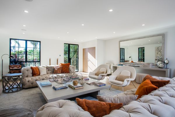 带中性沙发和烧焦的橙色枕头的大客厅