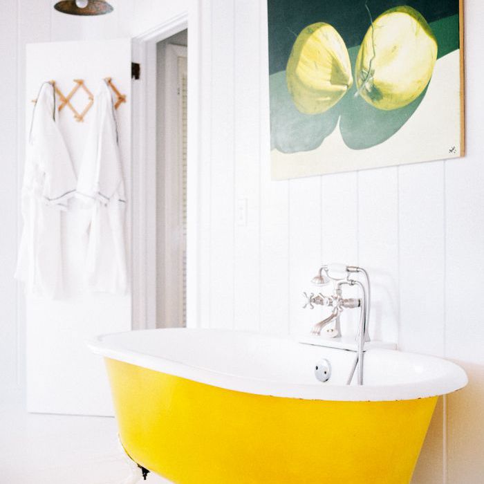 白色浴室里的淡黄色浴缸