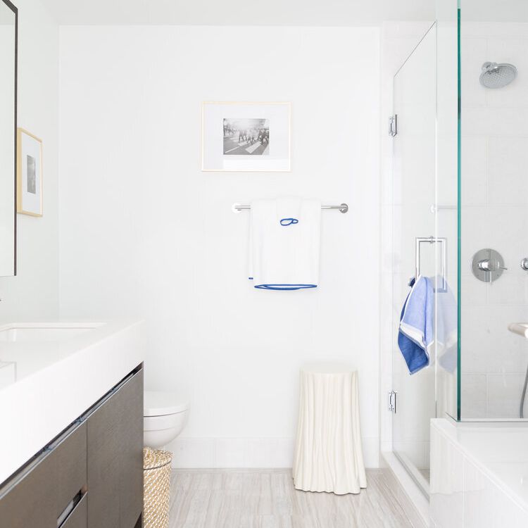 浴缸和玻璃门淋浴