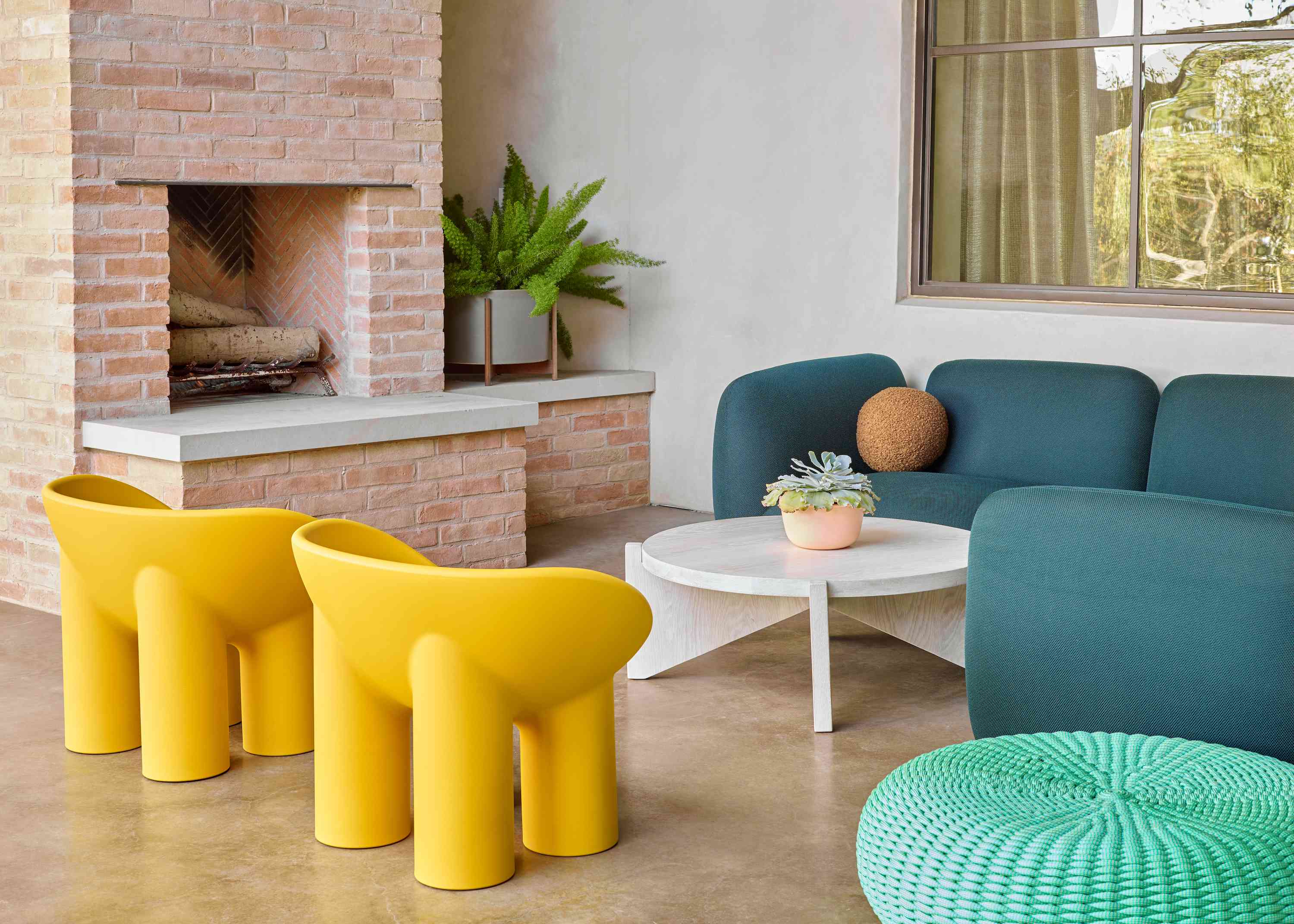 多彩的时髦的黄色椅子和小野鸭沙发。