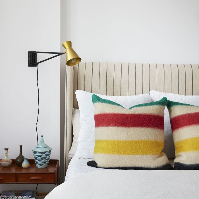 关于敏迪·卡灵的床上彩虹条纹枕头