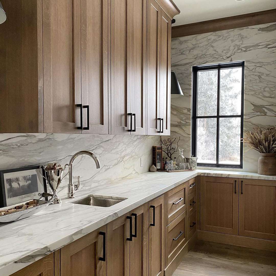 巴特勒的储藏室与大理石逆墙