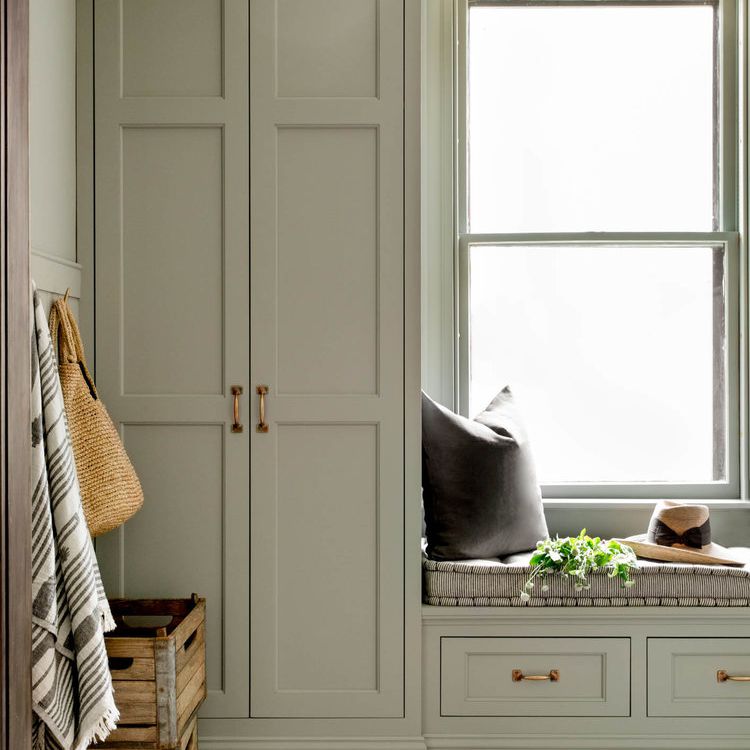 镇静黑色和贤哲绿色泥炉。