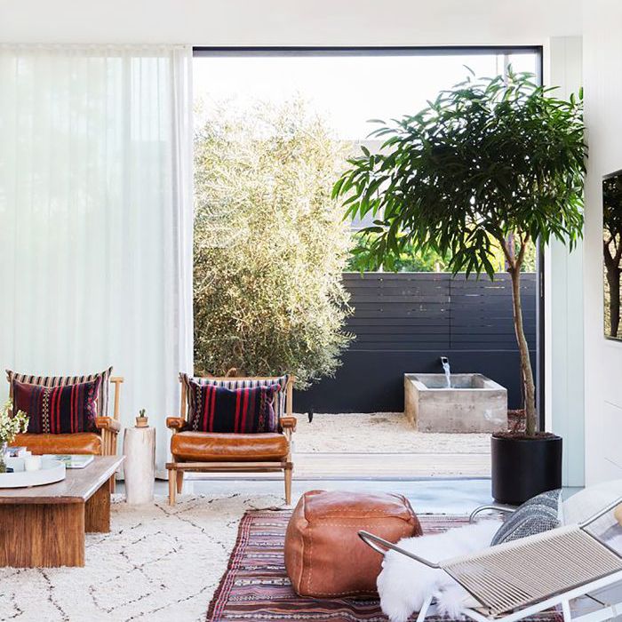 加州风格的客厅，质地柔软