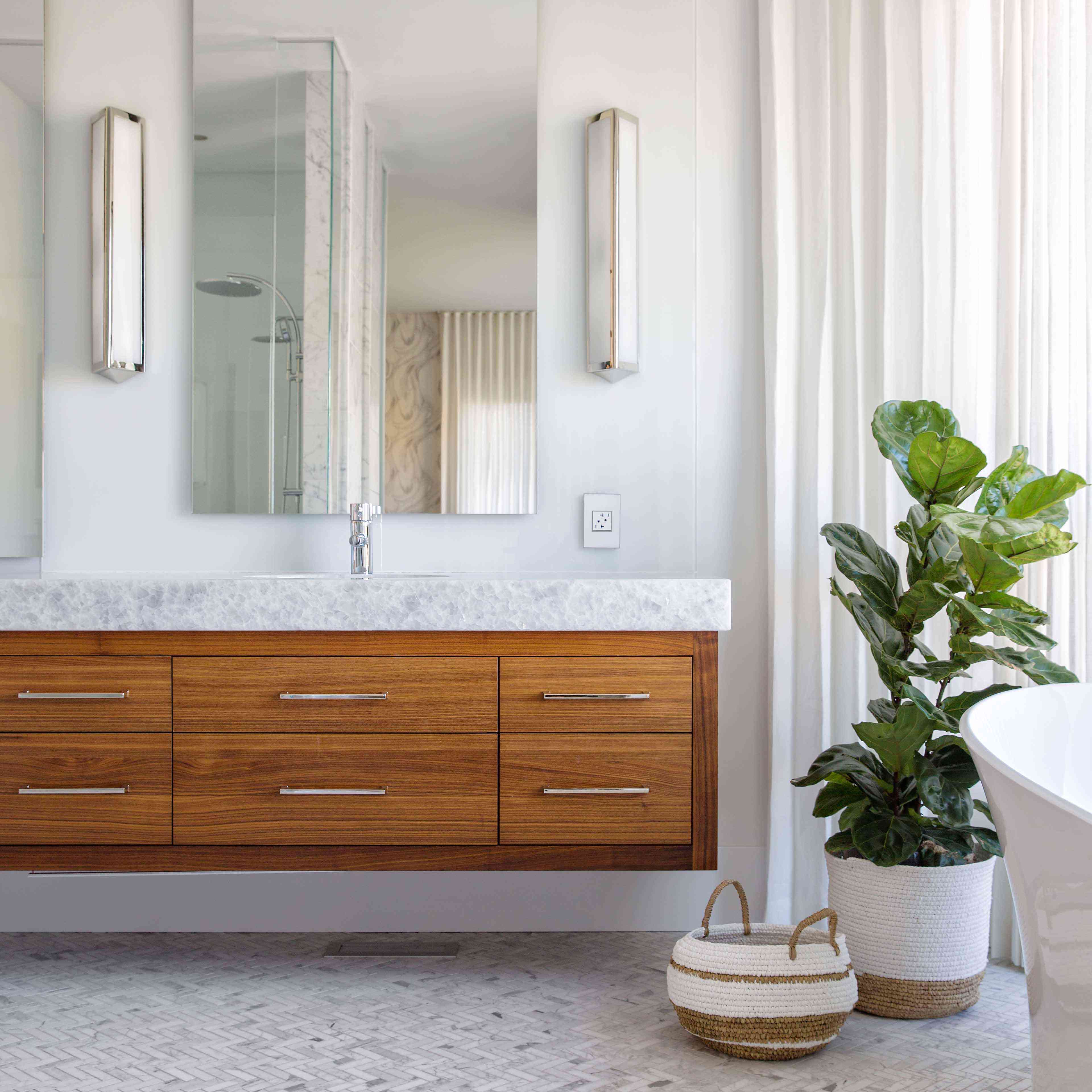 艺术装饰浴室，装饰有长方形镜子，长壁灯，和清爽的白色窗帘