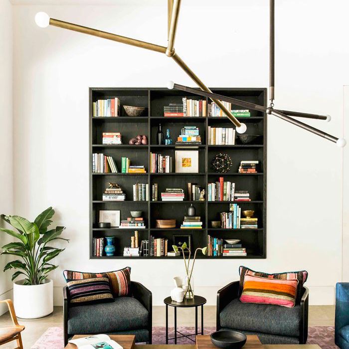 现代客厅与内置的书架