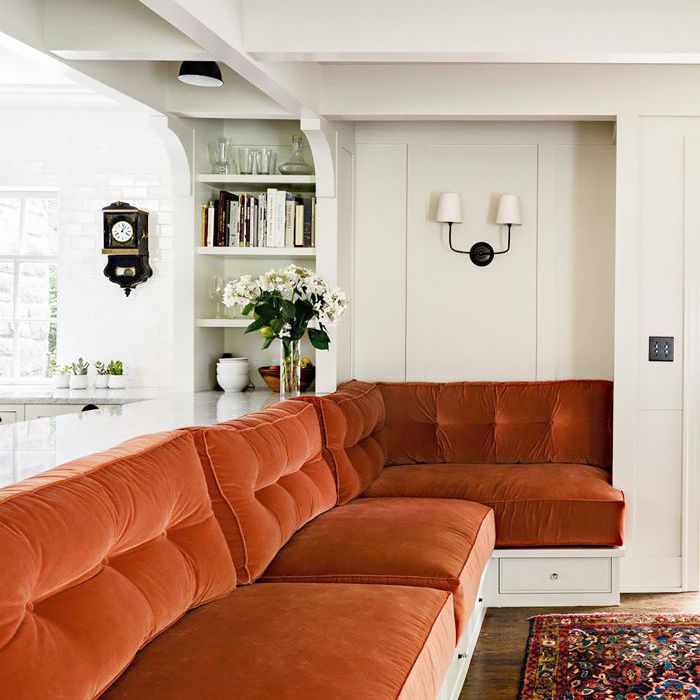 客厅里有焦黄的沙发和苍白的开心果墙