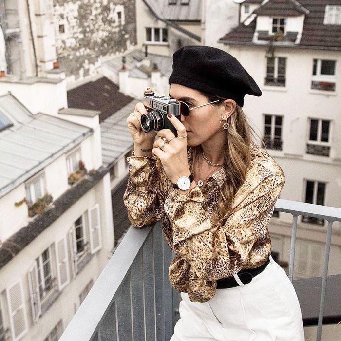 一个女人拍照用的相机