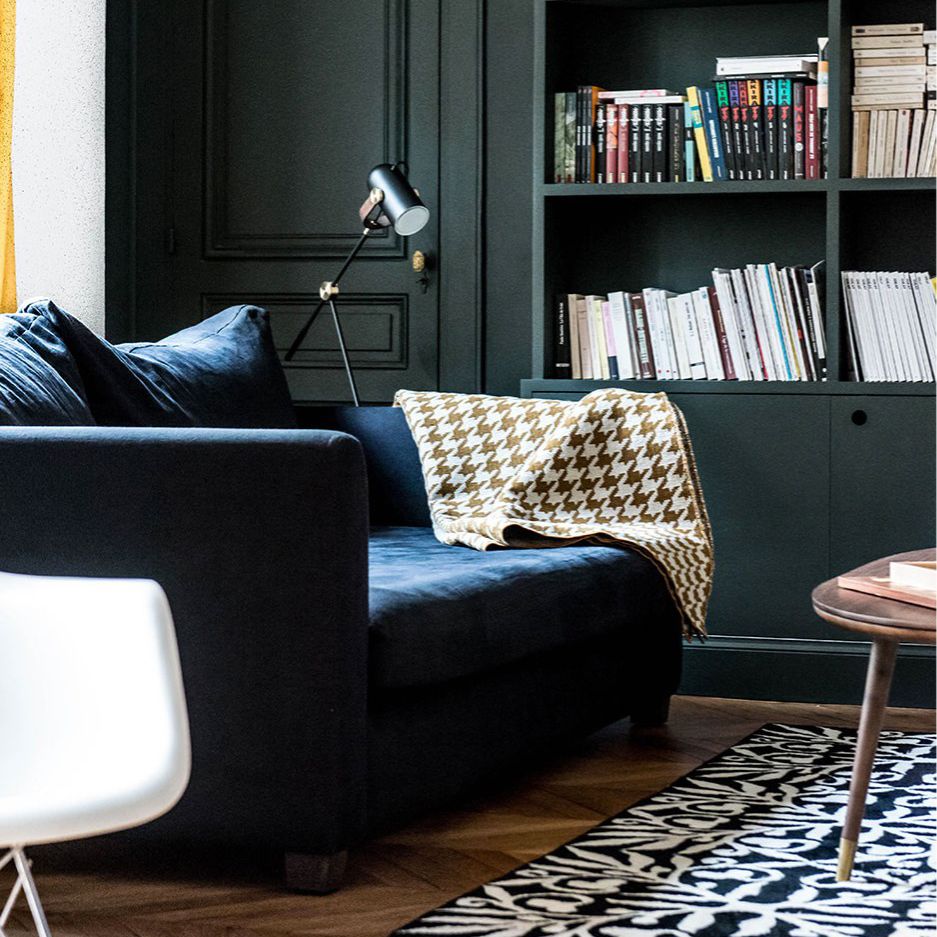 带有绿色书柜的男性图书馆