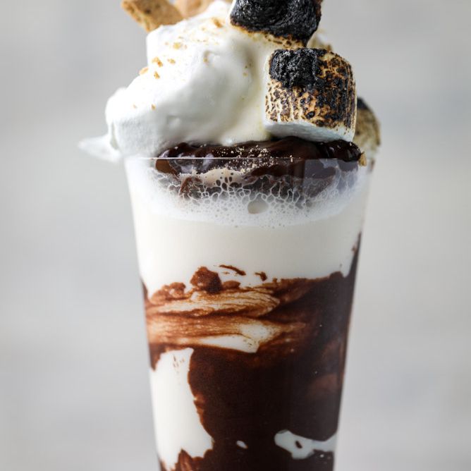 奶昔中加入巧克力甘纳许和棉花糖。