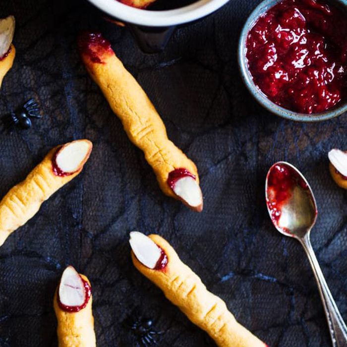 健康的万圣节糖果-旧石器女巫手指饼干