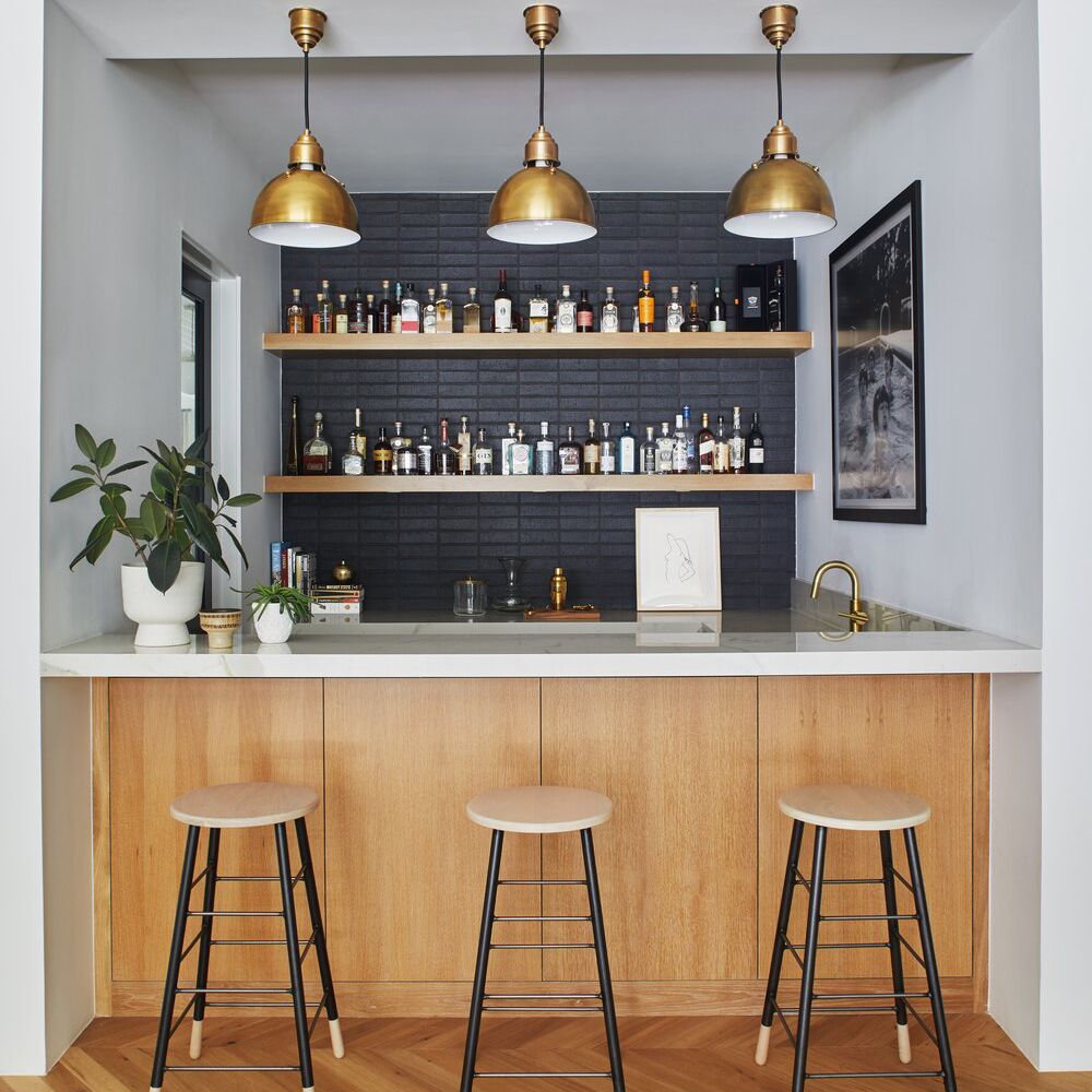 湿棒与黑色瓷砖和黑色灌浆衬有后挡板