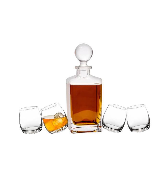 四杯低杯，一个盛满威士忌的玻璃瓶。