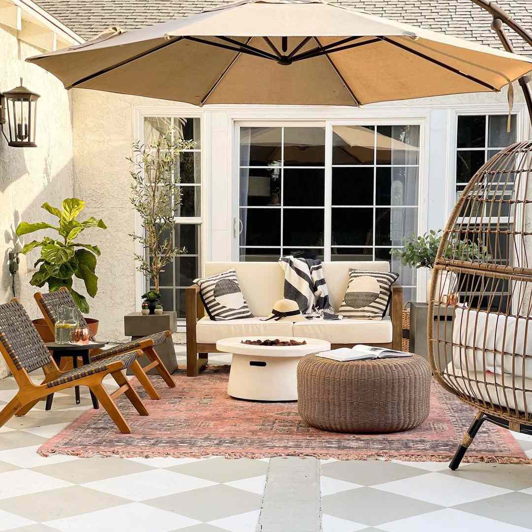 漂亮在星期五与植物的室外空间。