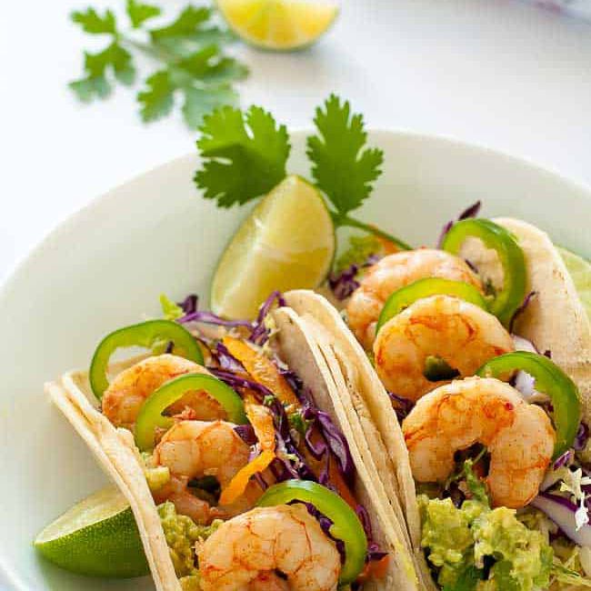 虾炸玉米饼用西红柿鳄梨酱＂class=