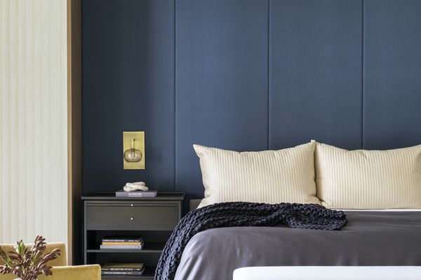 海军蓝色口音墙。