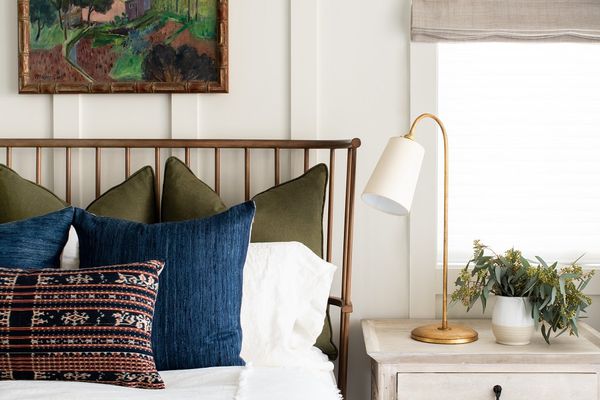 带有橄榄色和海军蓝色调的卧室