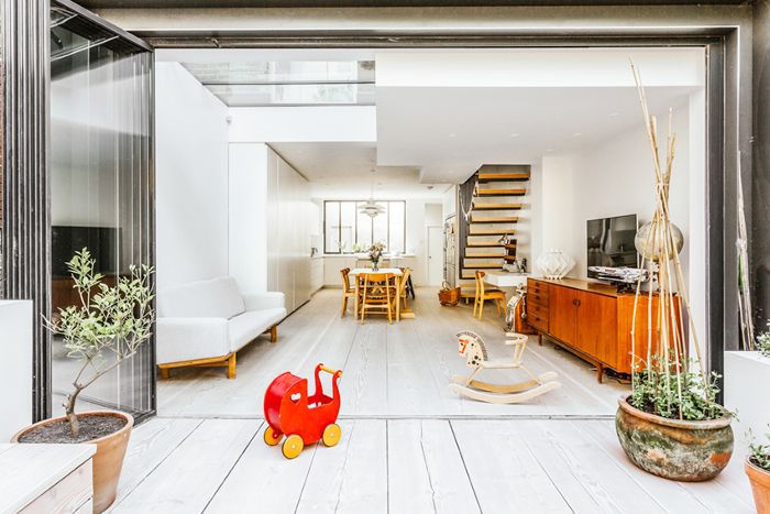 一个白色围墙客厅