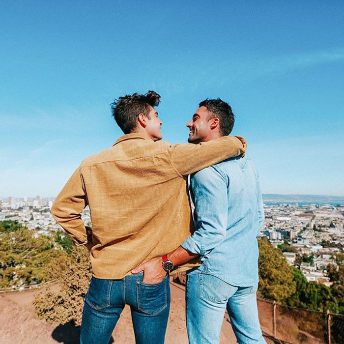 一对情侣手挽着手走在一起“class=