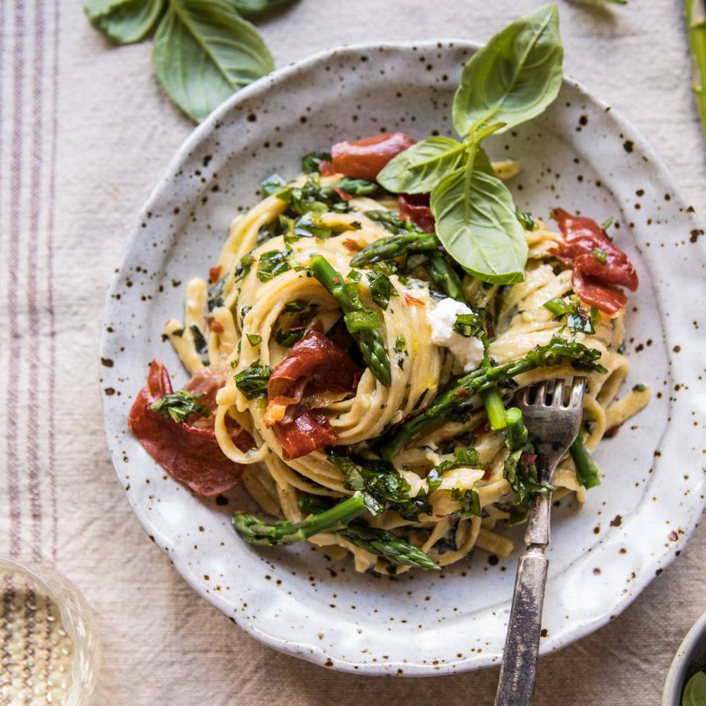 香辣香蒜沙司，芦笋和意大利乳清干酪-简单的芦笋食谱