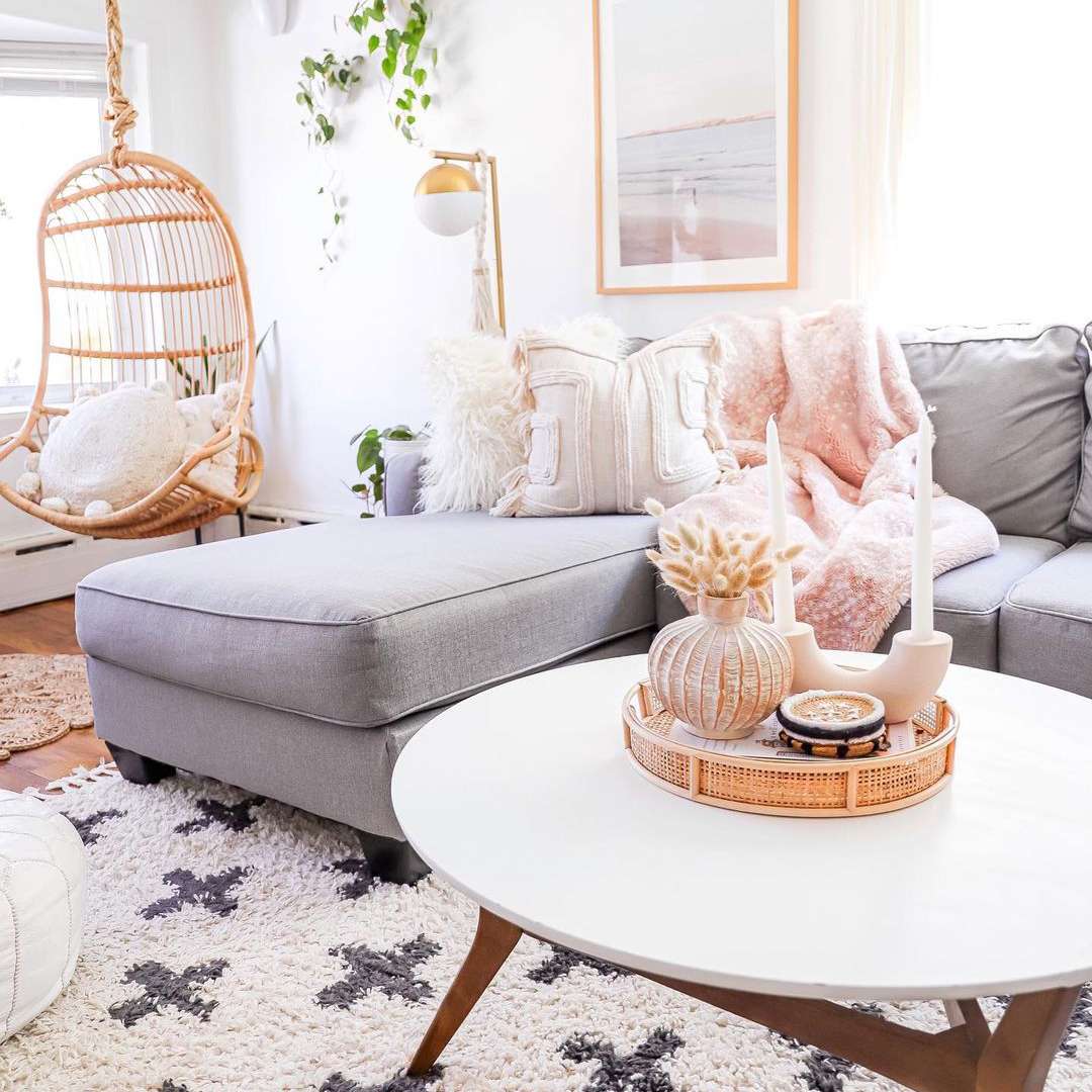 公寓客厅与灰色的组合和挂椅。