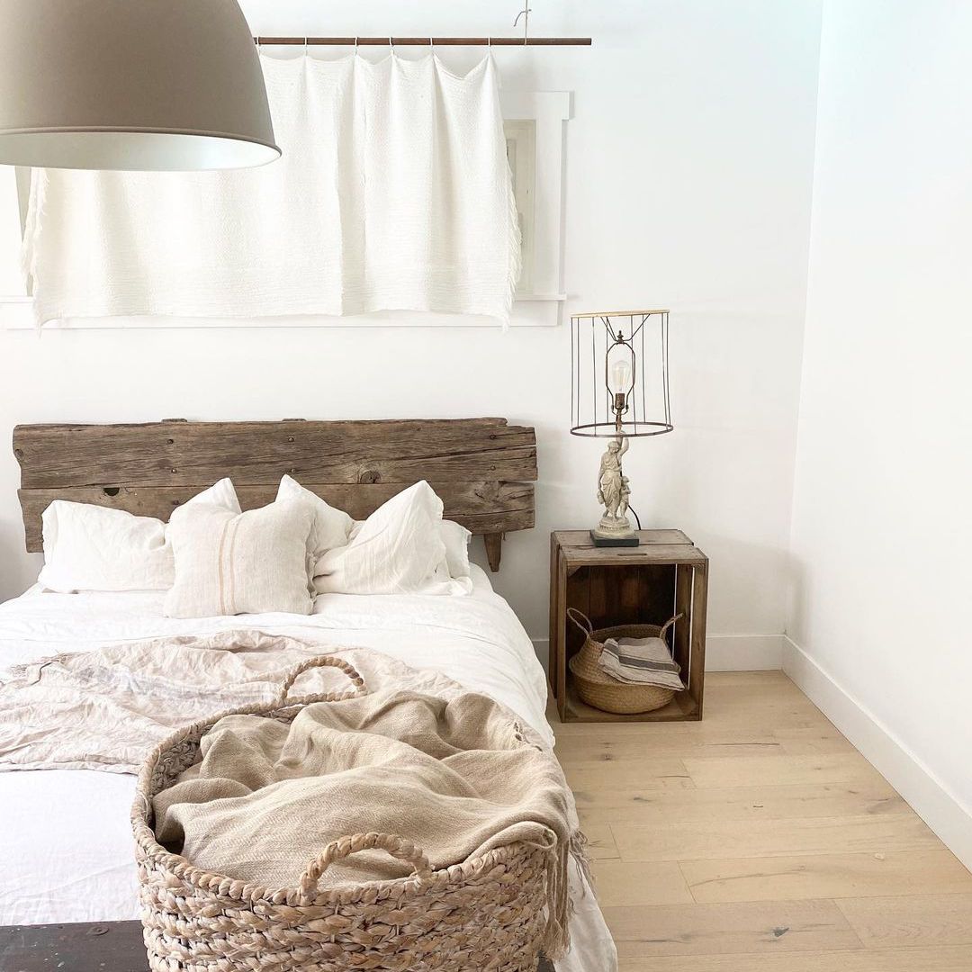 带有外露木梁的质朴中性卧室。