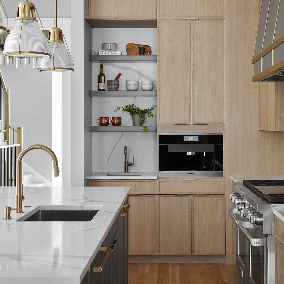 厨房里有一些灰色的橱柜和一些天然的木橱柜