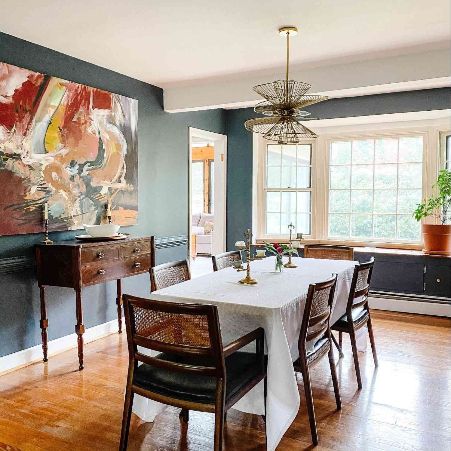 中世纪风格的吊灯餐厅。