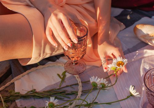 拿酒杯的女人