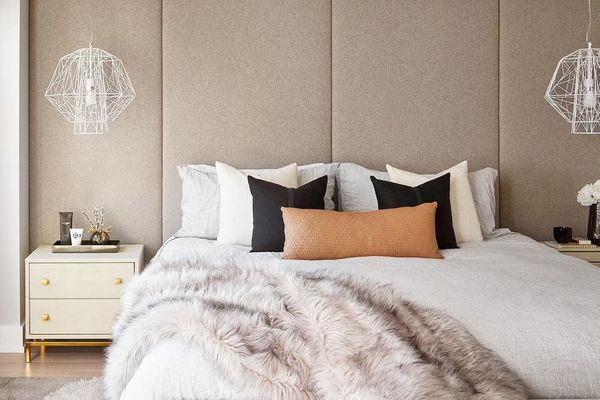 中性卧室，床脚有长凳。