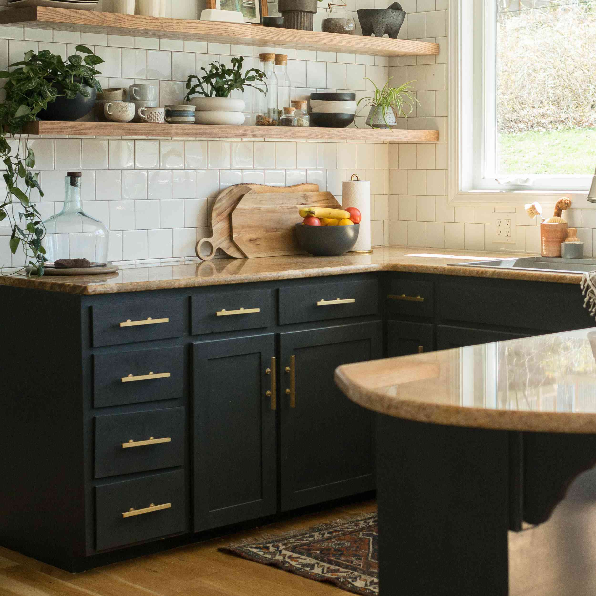 波西米亚风格的厨房，架子上有植物。