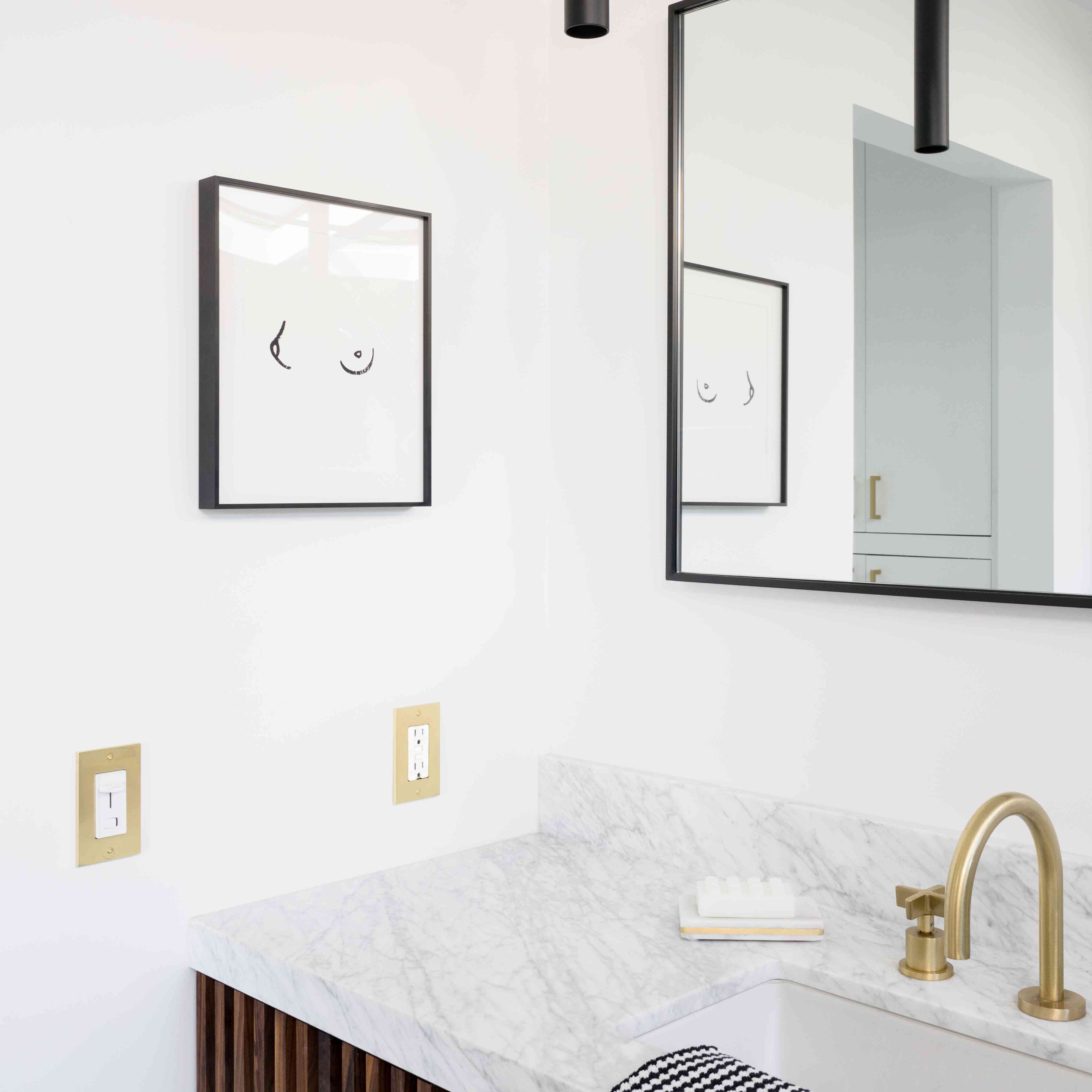 浴室梳妆台与大理石台面。