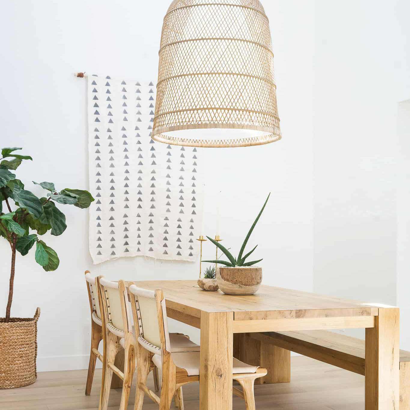 餐厅里有一张木桌和一个巨大的编织枝形吊灯