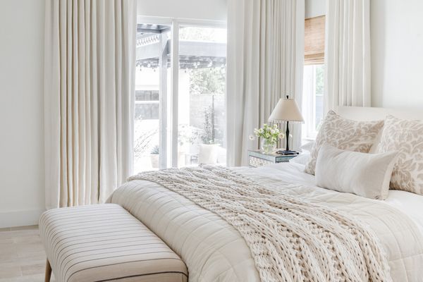 所有白色和米黄卧室，带遮光窗帘。