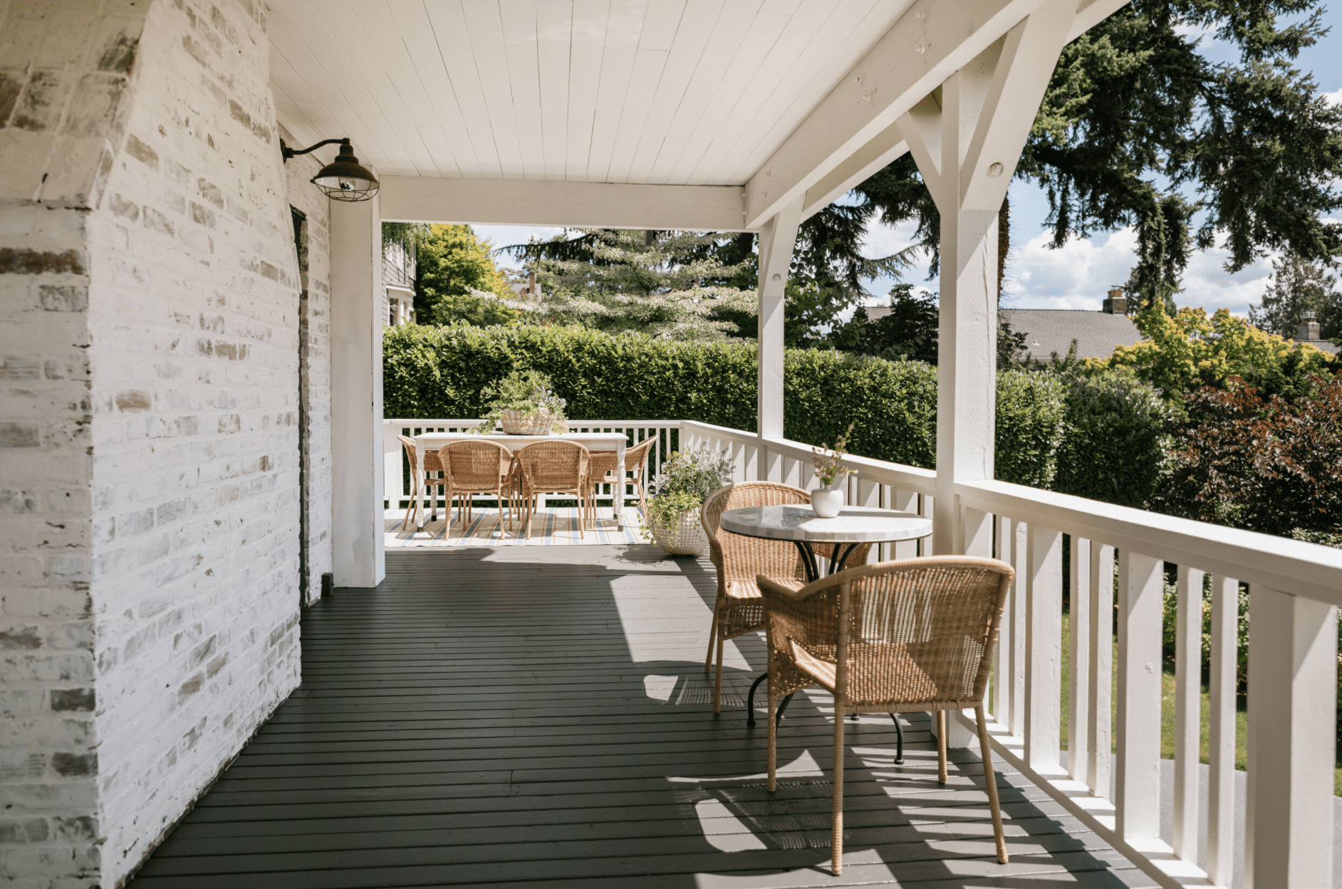 带有几个餐厅和座位区的环绕门廊