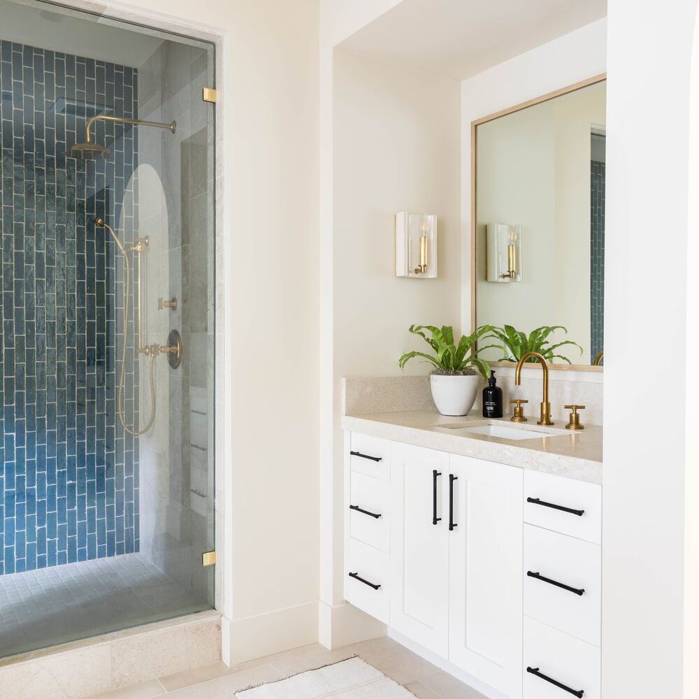 浴室配有米色瓷砖。