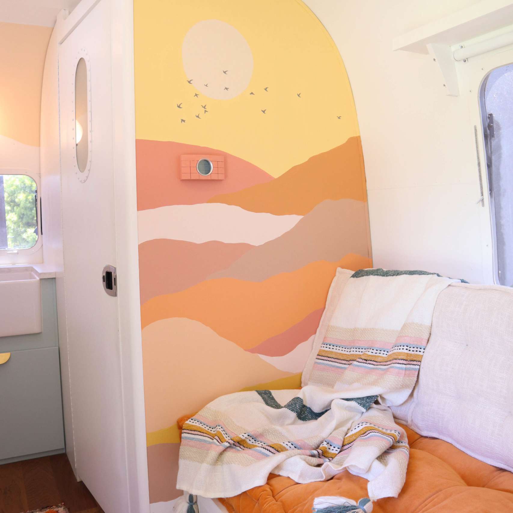 日落的壁画和柔软的沙发。