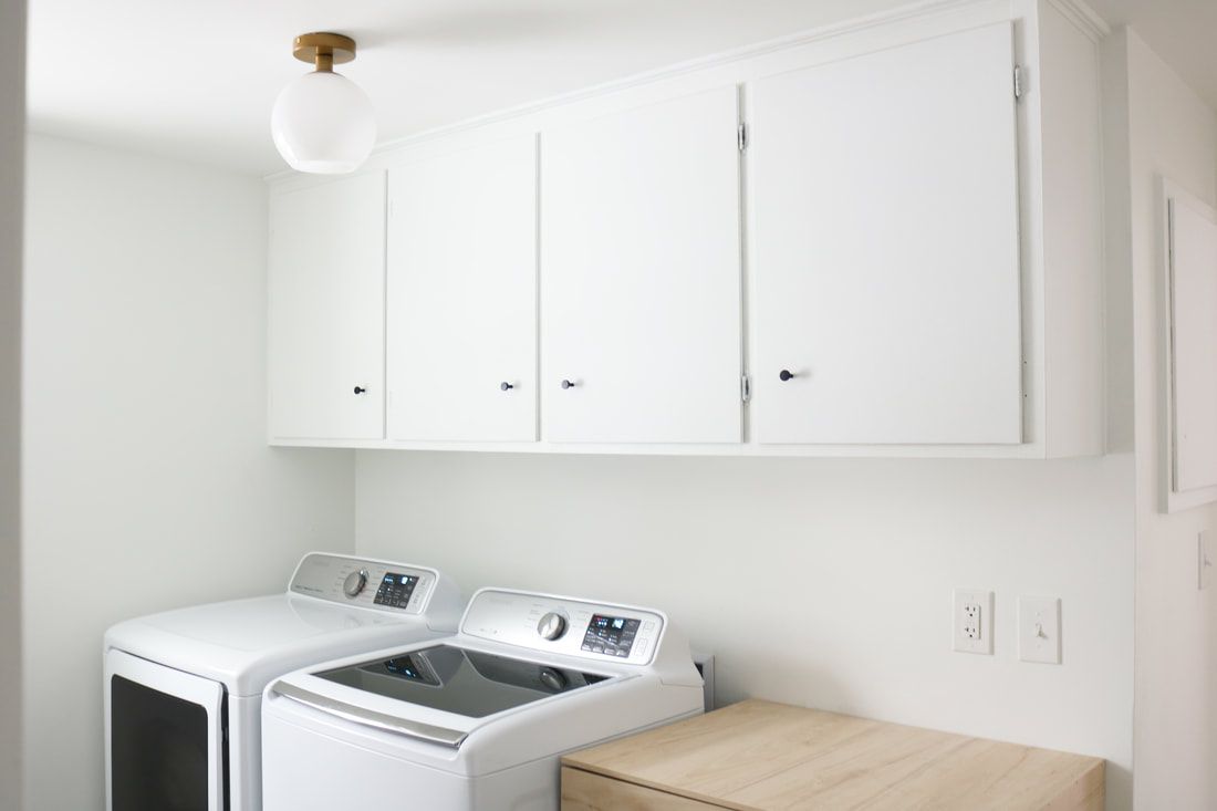 洗衣房，带顶装洗衣机。